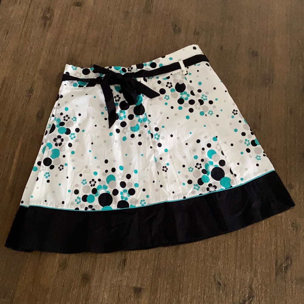 MIDI Skirt in Black, White & green color